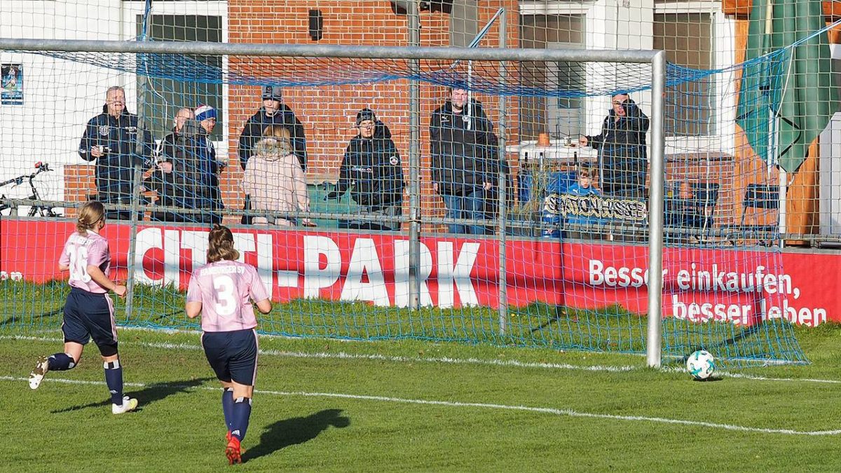 Der Ball verfehlt das Tor - © hffn.de